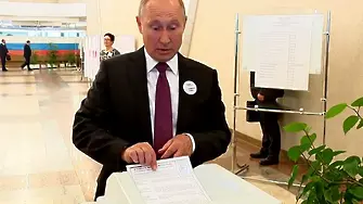 Путин се затрудни да гласува за кмет на Москва (ВИДЕО)