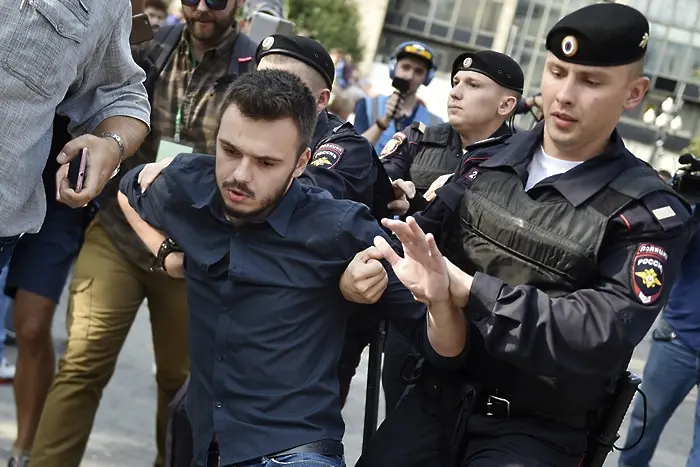 Близо 300 души арестувани на протестите в Русия (СНИМКИ)