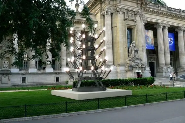 Скулптура на българин пред „Гран Пале“ в Париж