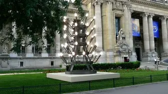 Скулптура на българин пред „Гран Пале“ в Париж