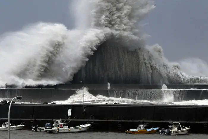 Най-мощният от четвърт век тайфун удари Япония 