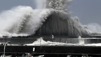 Най-мощният от четвърт век тайфун удари Япония 