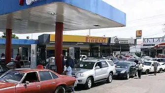 Бензинът падна под 2 лв. за литър