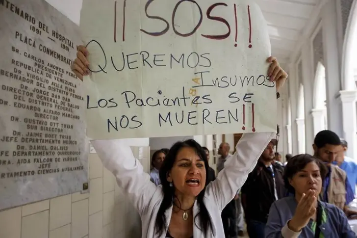 Лекарите напускат Венецуела, остават шаманите
