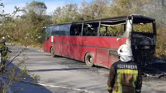 Автобус с работници се запали на главен път Е-79
