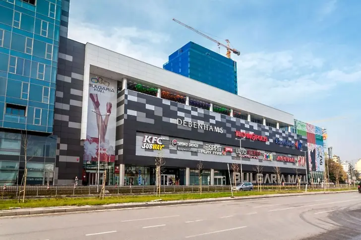 Пети мол в столицата сменя собственик
