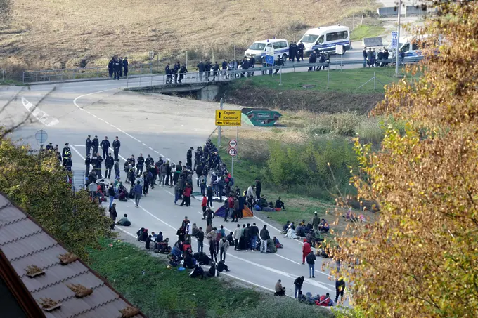 Мигранти се бият с полиция на границата между Босна и Хърватия