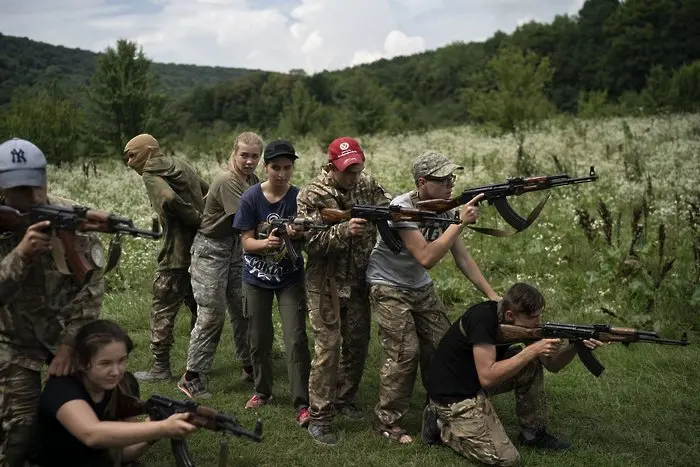Лагери в Украйна създават деца-войници