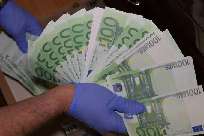 Печатница в хотел в Слънчев бряг бълва милиони евро менте (ВИДЕО)