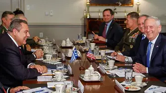 Какви ги върши гръцкият военен министър в САЩ