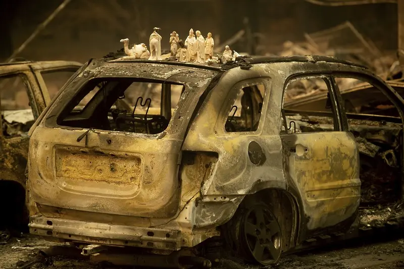 Калифорния: 44 жертви, изгорени домове, евакуирани знаменитости (СНИМКИ)