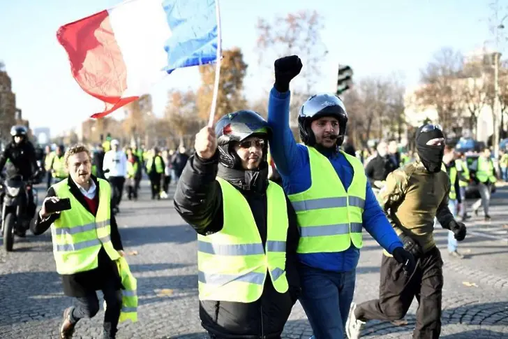 Над 400 ранени във Франция на протести срещу скъпите горива