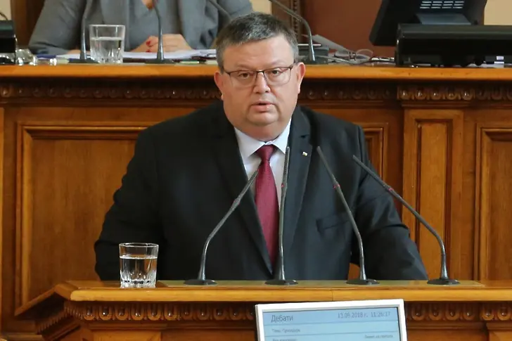 Цацаров поиска да разследва шестима депутати