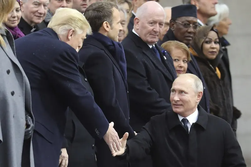 Путин и Тръмп се здрависаха край Триумфалната арка (СНИМКИ)