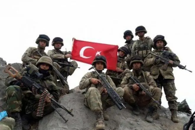 Километър опашка, за да се откупиш от военна служба в Турция