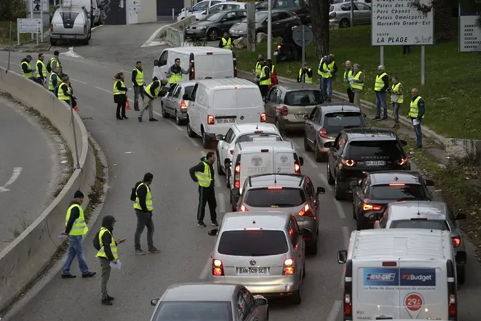 Протест срещу поскъпване на горивата блокира Франция
