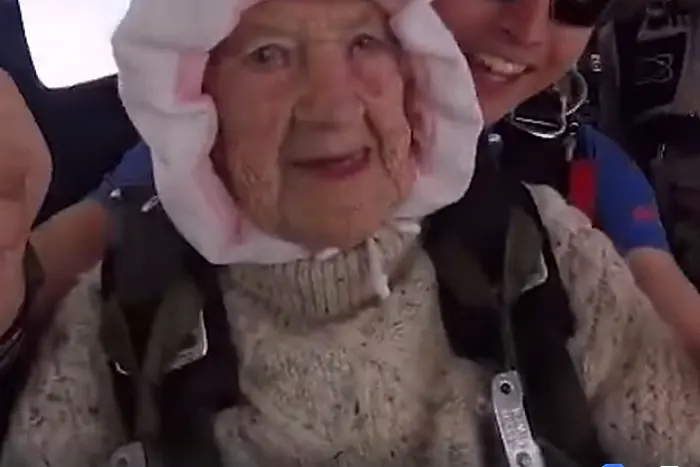 102-годишна баба стана най-възрастният парашутист (ВИДЕО)