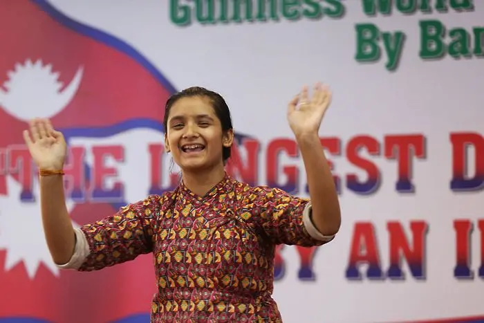 Непалско момиче танцува 126 часа за рекорд на Гинес (ВИДЕО)