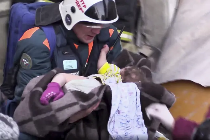 Извадиха живо бебе изпод рухнал блок в Русия (ВИДЕО СНИМКИ)