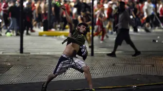 След луда нощ в Буенос Айрес - десетки арестувани и ранени полицаи (СНИМКИ)