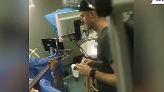 Как джаз музикант свири на китара, докато оперират мозъка му (ВИДЕО)