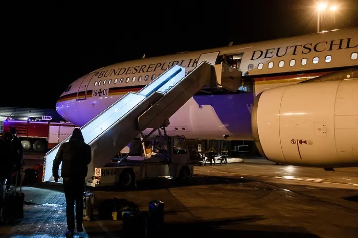 Разследват криминална причина за разваления самолет на Меркел 