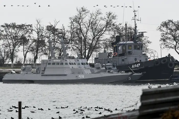 Русия върна на Украйна задържаните край Керч кораби