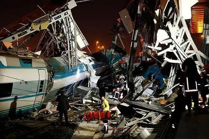 Високоскоростен влак катастрофира в Турция