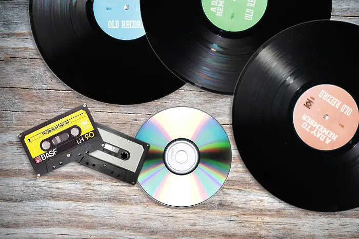 CD-та се продават слабо, плочите и касетите бележат ръст в САЩ
