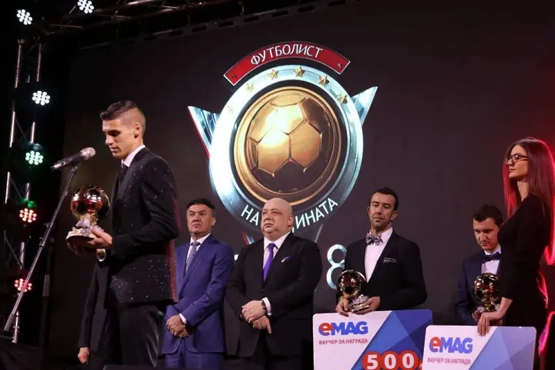 Футболист №1 на България изпълнява ангажимент, дарява топки