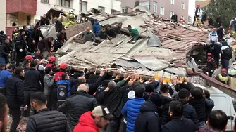 Шестетажен блок се срути в Истанбул. Поне 1 загинал (ВИДЕО)