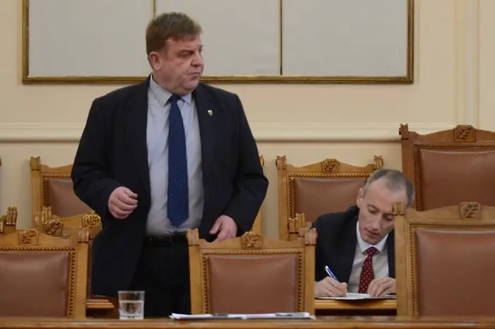 Каракачанов: Трябва да се постави край на войната между институциите