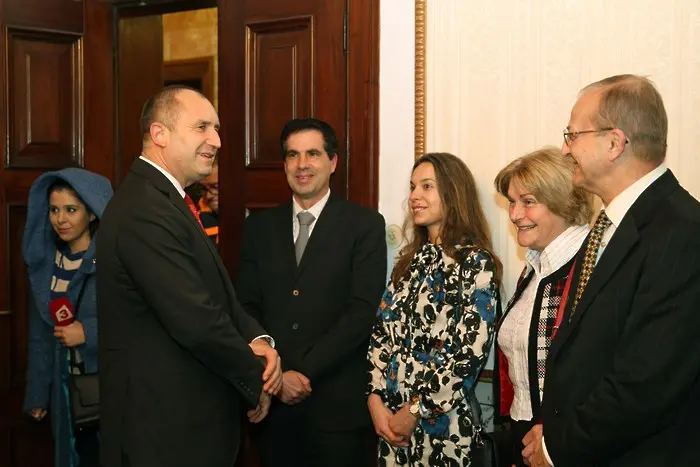 Радев обещава повече държавни грижи за българите в чужбина