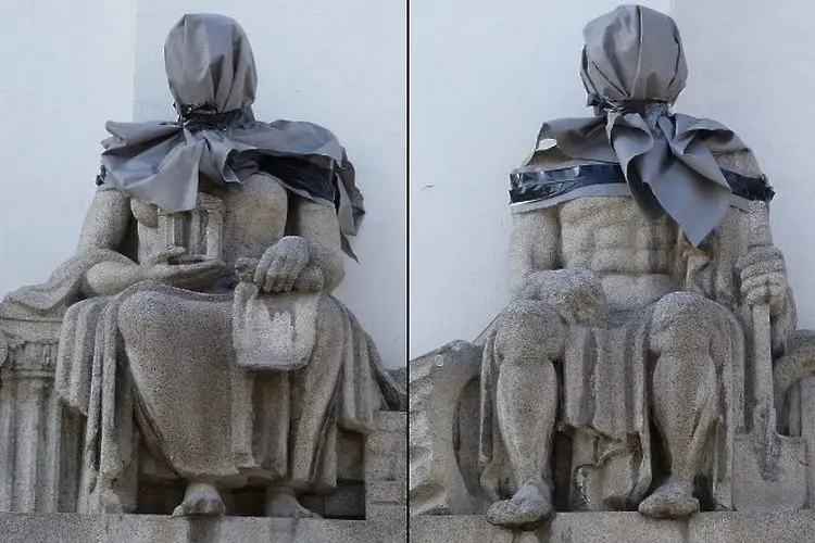 Статуите пред Столичната библиотека с чували на главата