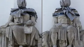 Статуите пред Столичната библиотека с чували на главата
