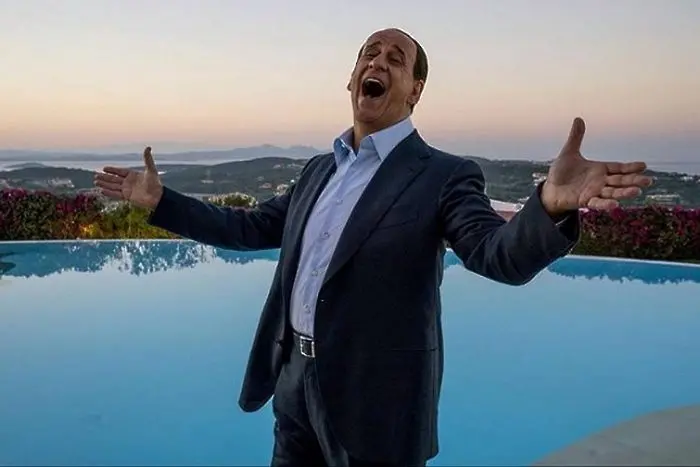 Сорентино сатиризира Берлускони (ВИДЕО)