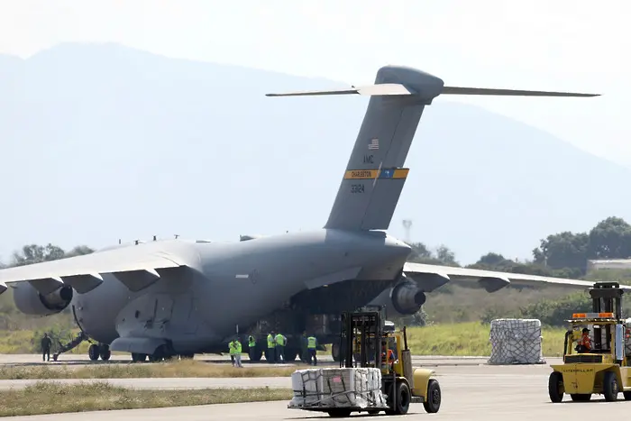 US С-17 стовариха 180 т хуманитарна помощ за Венецуела в Колумбия