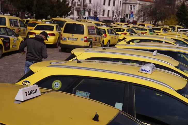 Таксиджиите протестираха срещу 
