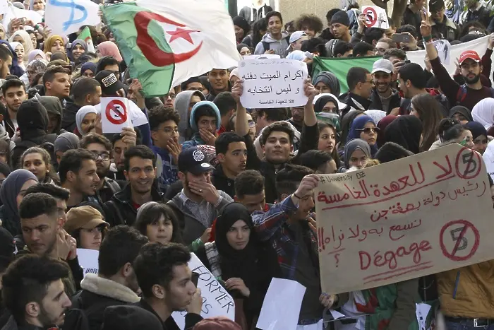 Хиляди алжирци по улиците срещу 5-и мандат на президента си
