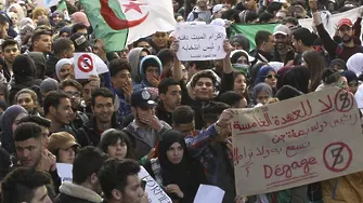 Хиляди алжирци по улиците срещу 5-и мандат на президента си