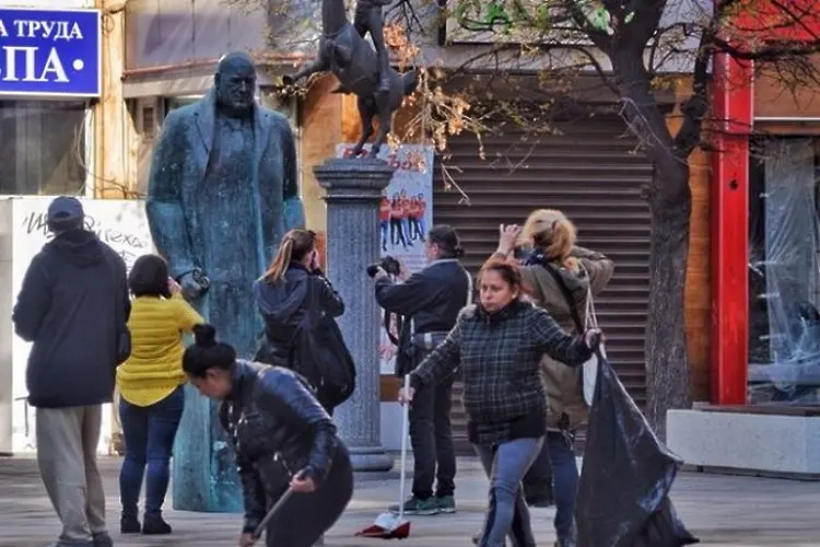 Вдигнаха 3-метров паметник на Бойко Борисов на площад „Гарибалди“ (СНИМКИ)