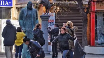 Вдигнаха 3-метров паметник на Бойко Борисов на площад „Гарибалди“ (СНИМКИ)