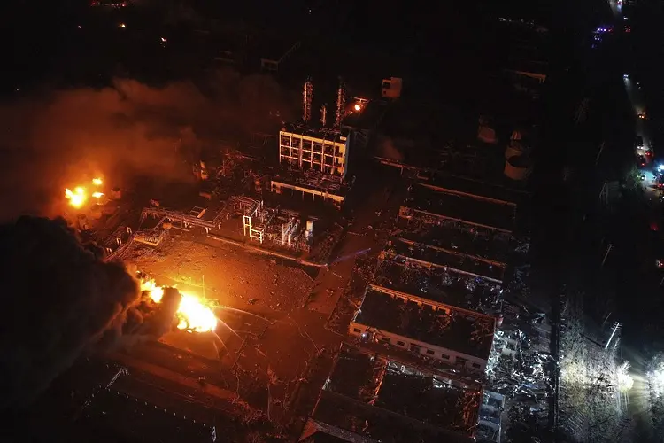 Взрив в китайски химически завод - 47 загинали, 3000 евакуирани