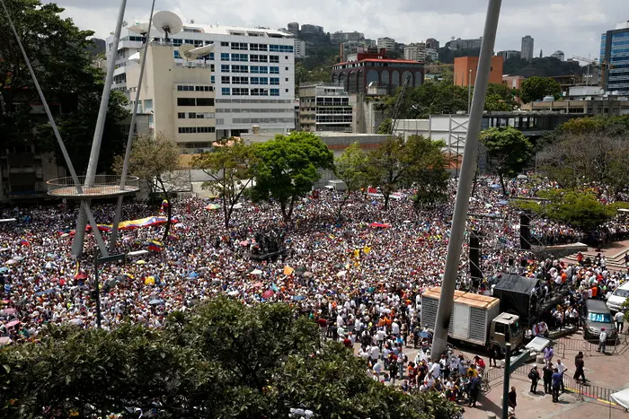 50 000 приветстват Гуайдо в Каракас, САЩ предупредиха Мадуро да не го пипа