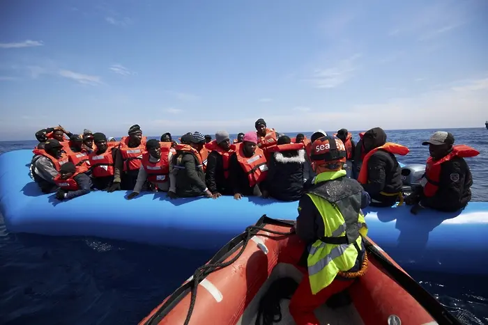 Спасителен кораб прибра 80 мигранти от лодка край Либия, Италия не го пуска