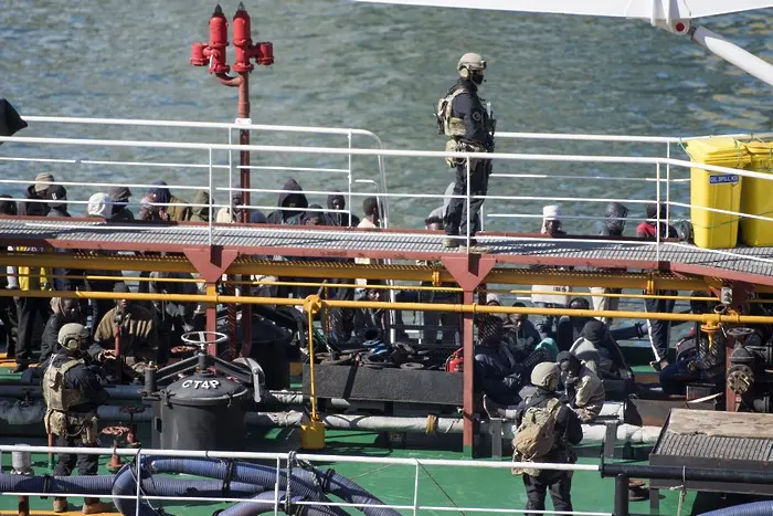 Мигранти отвлякоха за малко турски танкер (СНИМКИ, КАРТА, ВИДЕО)