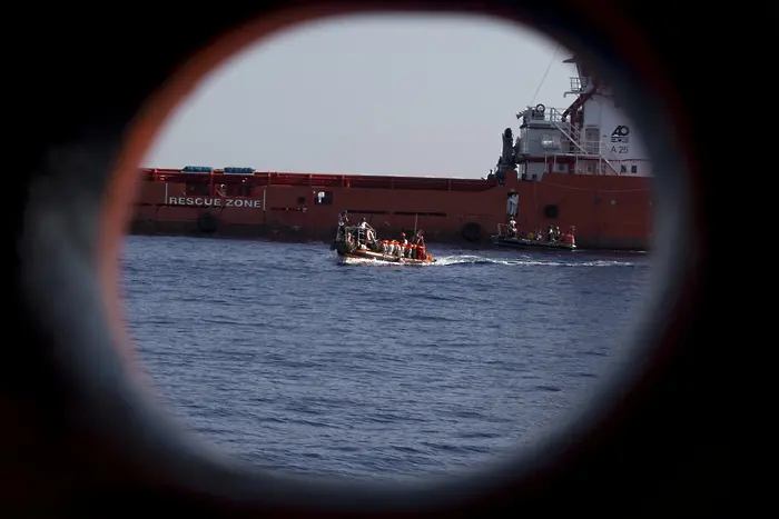 ЕС спря спасяването  на мигранти във водите на Либия 