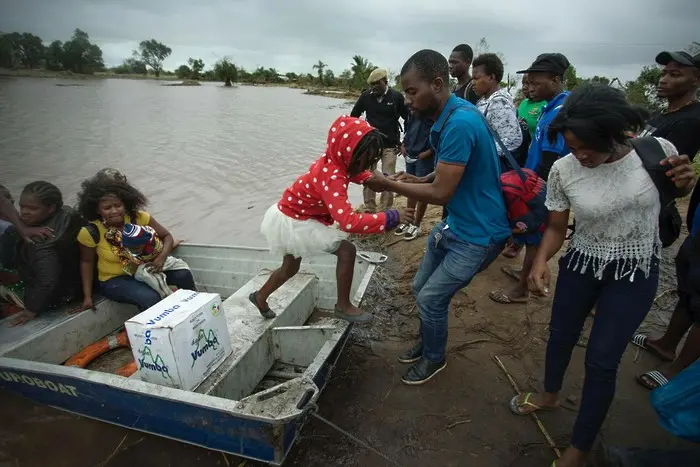 Поне 217 жертви на циклона в Мозамбик (ВИДЕО)