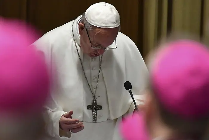 Папата заседна в асансьор и закъсня за неделното обръщение 