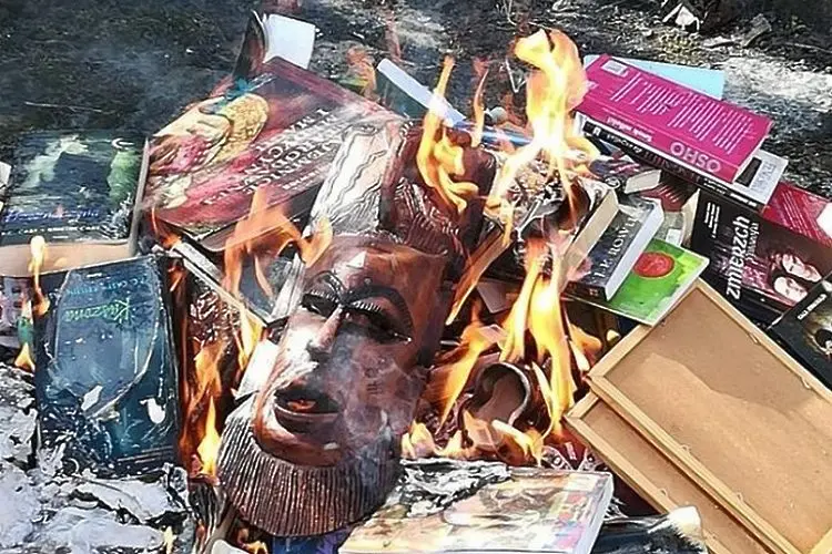 Полски свещеници гориха книги, сред които 